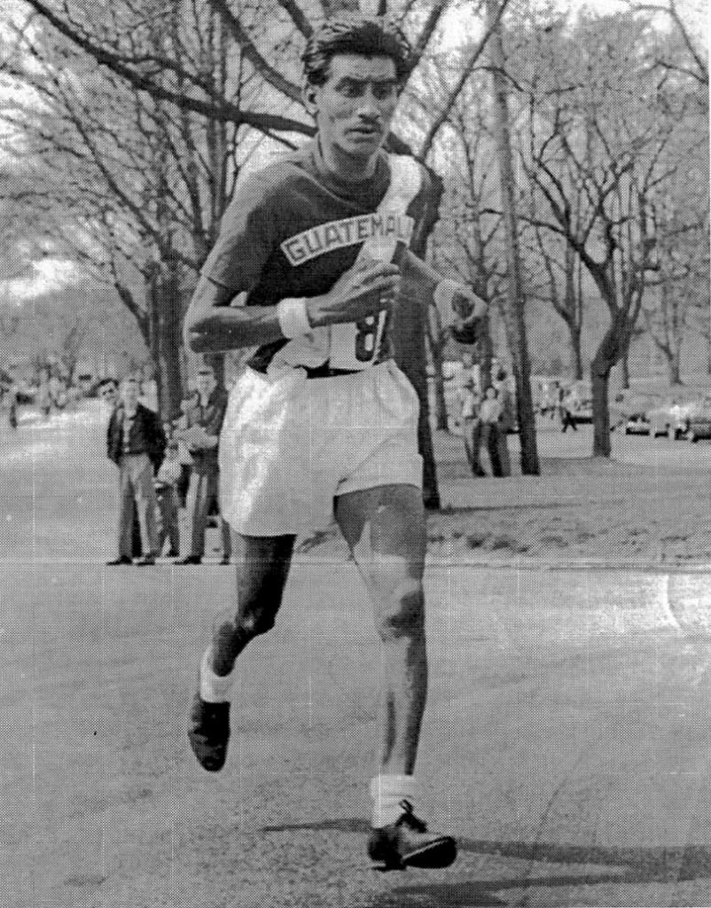 En esta foto vemos a Mateo Flores corriendo en el maratón de Boston, una de las grandes proezas que el realizo al ganar esta dificil prueba.

Mateo Flores a la edad de 79 años correo con la antorcha de fuego centroamericano en guatemala 2002 antes lo habia hecho en los III Juegos de la Paz Guatemala 1977, y en la cita 1° Juegos deportivos centroamericanos 1973.

Descansa en paz Mateo Flores.
